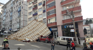 Giresun'da uçan çatı motokuryenin üzerine düştü