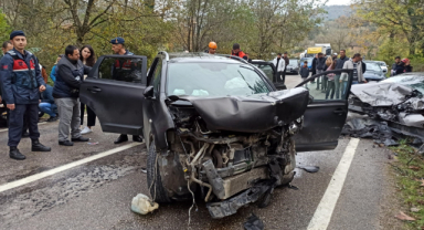 İki Otomobil Kafa Kafaya Çarpıştı: 1 Ölü, 5 Yaralı