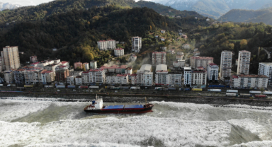 Karaya Oturan Yük Gemisi Kurtarılmayı Bekliyor   