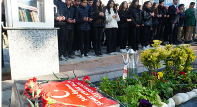 Şehit Öğretmen Kabri Başında Anıldı