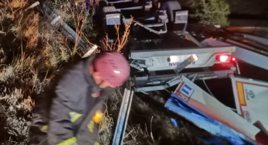 Tır Şarampole Devrildi Sürücü Yaralandı!