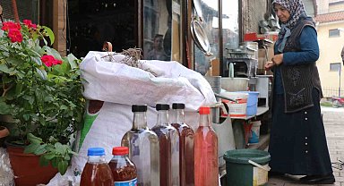 Topladığı kekiklerden şifa deposu üretiyor