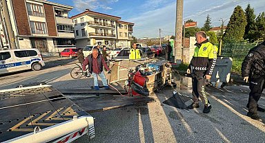 Viraja sert girince otomobile çarptı, ortalık karıştı