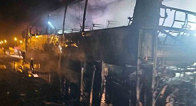Yanan otobüsten geriye hurda yığını kaldı