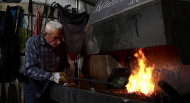 Balta ve sobalar yarım asırdır demirci Duran ustanın elinde şekilleniyor