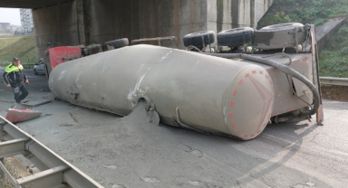 Çimento Yüklü Tanker Devrildi: 1 Yaralı