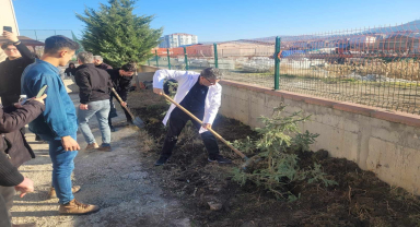 Öğrenciler 12 şehit için 12 fidan dikti