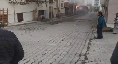 Elektrik direği alev alev yandı
