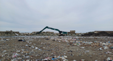 Fırtınanın Vurduğu İlçede Sahil Çöple Kapandı