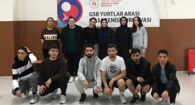 Gençler Masa Tenisi Turnuvası'nda Ter Döktü