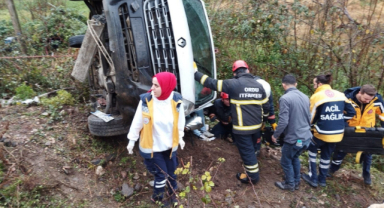 Kamyonet Şarampole Devrildi: 4 Yaralı  