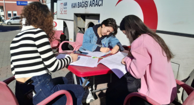 Kız Öğrencilerinden Örnek Bağış