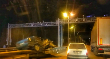 Otomobil Bariyerlerin Üzerinde Asılı Kaldı: 1 Yaralı