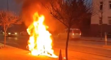 Polisin durdurduğu motosiklet alev alev yandı