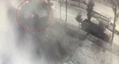 Uçan Çatı Araçların Üzerine Böyle Düştü!
