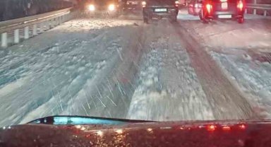 Yoğun kar yağışı başladı, onlarca araç yolda kaldı