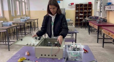 914 kişilik meslek lisesinin tek kız öğrencisi