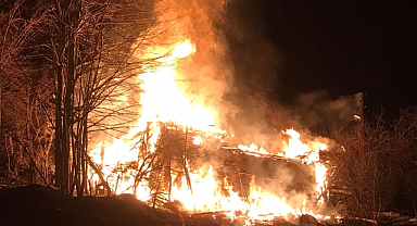 Ahşap evde çıkan yangın geceyi aydınlattı
