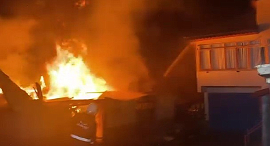 Alevlere Teslim Olan 2 Katlı Ev Kül Oldu