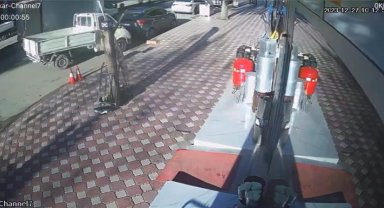 Arka kapağı açık unutulan kamyonet pikabı sürükledi