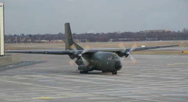 Askeri uçak acil iniş yaptı