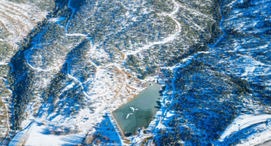 Baraj yüzeyi buz pistine döndü