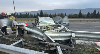 Bariyere saplanan otomobilde 2 kişi hayatını kaybetti