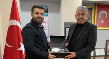 Başkan Karadere'ye Teşekkür Plaketi Sunuldu