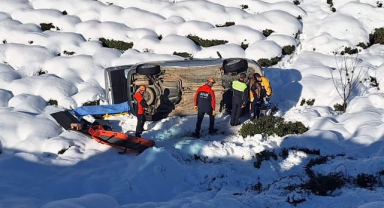 Buzda kayan otomobil çay bahçesine uçtu: 1 ölü   
