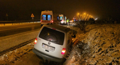 Buzlanan yolda kayan araç şarampole devrildi: 6 yaralı!
