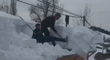 Çatıda biriken karları böyle temizlediler