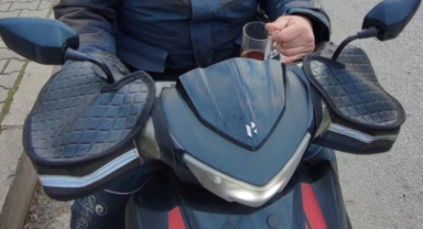 Çay içerek motosiklet kullandı cezadan kaçamadı