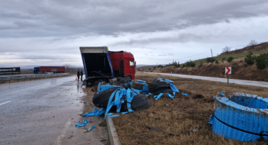 Çelik halat yüklü tır orta refüje çıktı