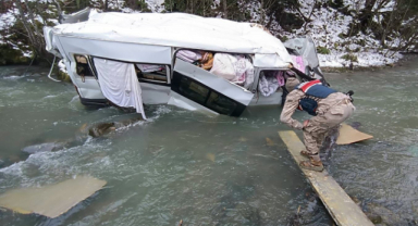 Dereye yuvarlanan minibüs saatler sonra fark edildi!