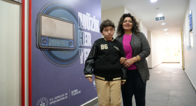 Doğuştan gelen yeteneğiyle duyduğunu müziğe çeviriyor