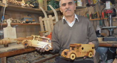 Emekli öğretmen ahşap oyuncak üretiyor