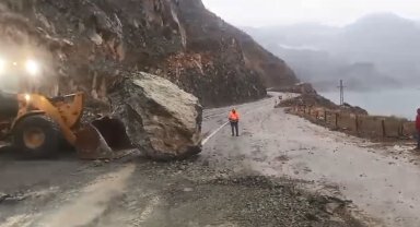 Felaketin Eşiğinden Dönüldü: Artvin Karayolunda Dev Kaya!