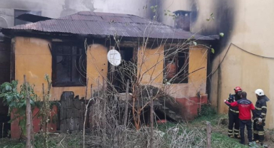 Giresun’un o ilçesinde metruk ev yandı!