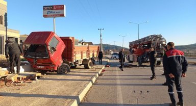 İtfaiye aracı park halindeki kamyonete çarptı: 2 yaralı