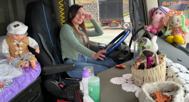 'Kafkasların Kraliçesi’ tırıyla uluslararası yollarda direksiyon sallıyor