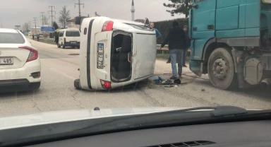 Kamyon ile otomobil çarpıştı