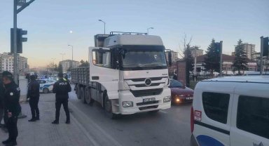 Kamyonun çarptığı yaşlı kadın ağır yaralandı