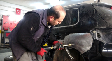 Kaporta ustaları buzlanma mesaisinde