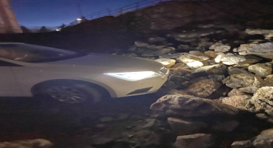 Karabük'te istinat duvarının çökmesi sonucu bir otomobil zarar gördü