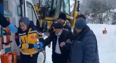 Karda mahsur kalan hastanın imdadına iş makinesi yetişti