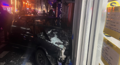 Kontrolden çıkan otomobil iki dükkana çarptı