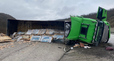 Kontrolden çıkan tır devrildi: 1 yaralı