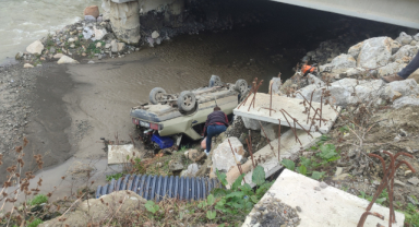 Kontrolden çıkan Tofaş çaya uçtu!