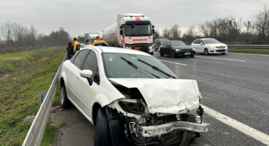 Lastiği patlayan otomobil bariyerlere çarparak durabildi
