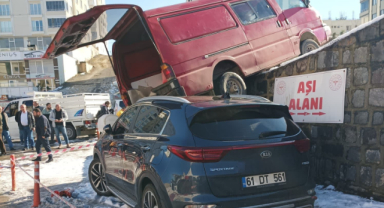Minibüs park halindeki otomobilin üzerine düştü